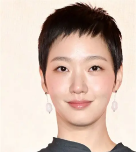 A guide to recommended short haircuts for women: pixie cuts. Analysis of hairstyles that suit your face shape, pixie cut care, and hair texture styling tips.